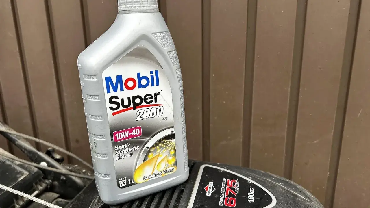 Olej Mobil Super 2000 10W-40 to dobry wybór, jeśli zastanawiasz się, jaki olej do kosiarki Briggs&Stratton.