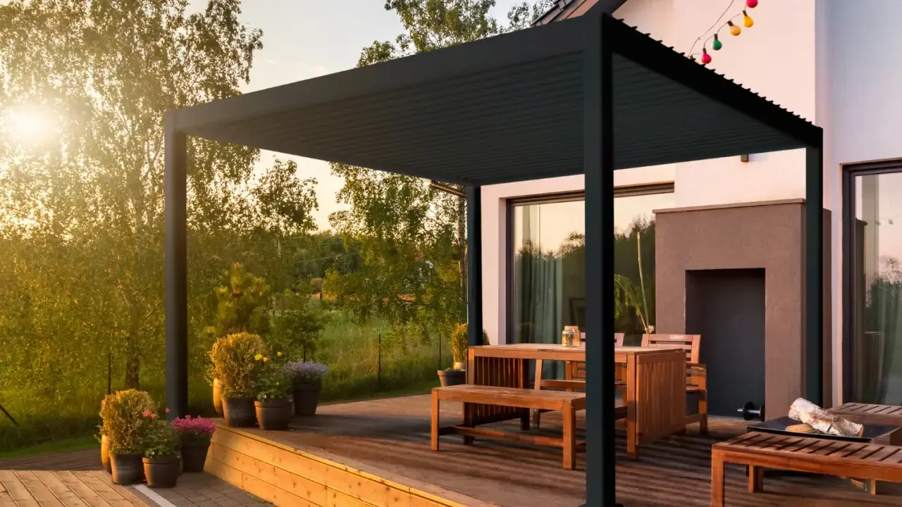Nowoczesna pergola z aluminium, idealna do ogrodu. Zastanawiasz się, jakie kantówki na pergolę wybrać? Ta konstrukcja pokazuje, że metalowe profile są świetnym rozwiązaniem.