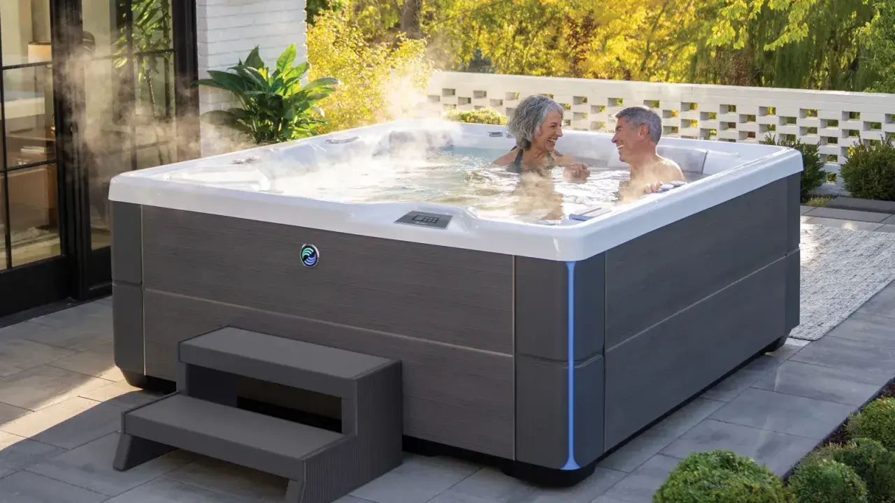 Para relaksu w ogrodzie: para cieszy się kąpielą w jacuzzi. Dowiedz się, jak zabudować jacuzzi ogrodowe, by stworzyć idealne miejsce wypoczynku.
