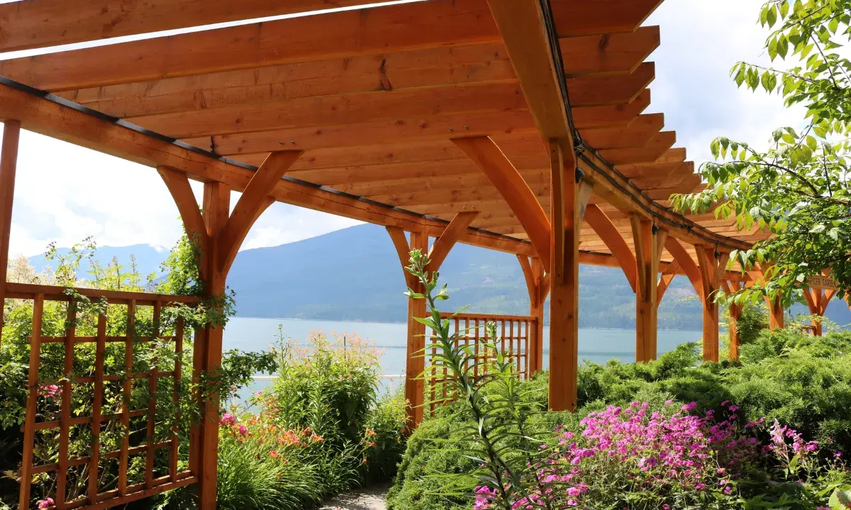 Pergola tarasowa drewniana jak zrobić? Piękny widok na jezioro i góry spod zadaszenia.