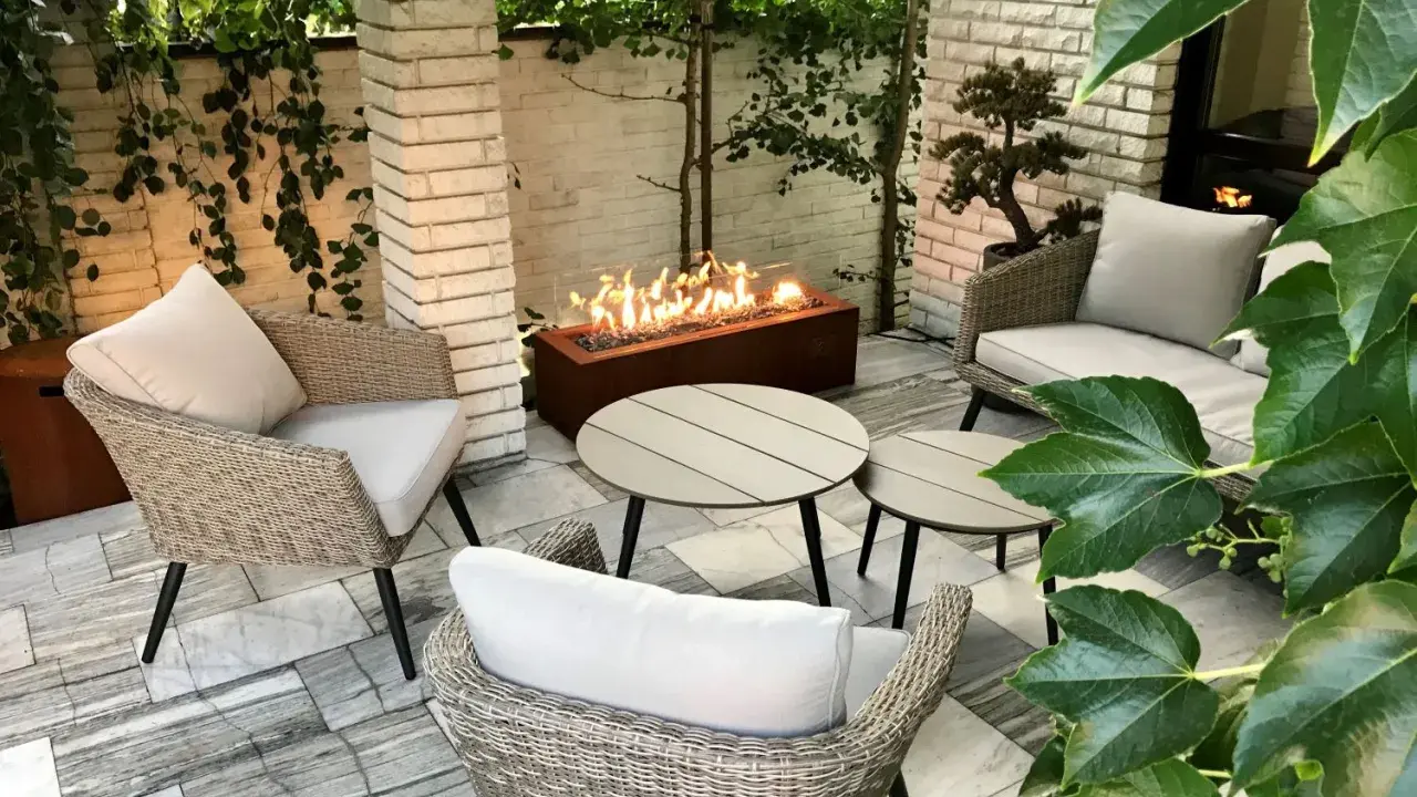 Nowoczesna pergola z paleniskiem gazowym. Wygodne fotele i stoliki tworzą przytulne miejsce do relaksu. Idealne jak postavit krb v pergole.