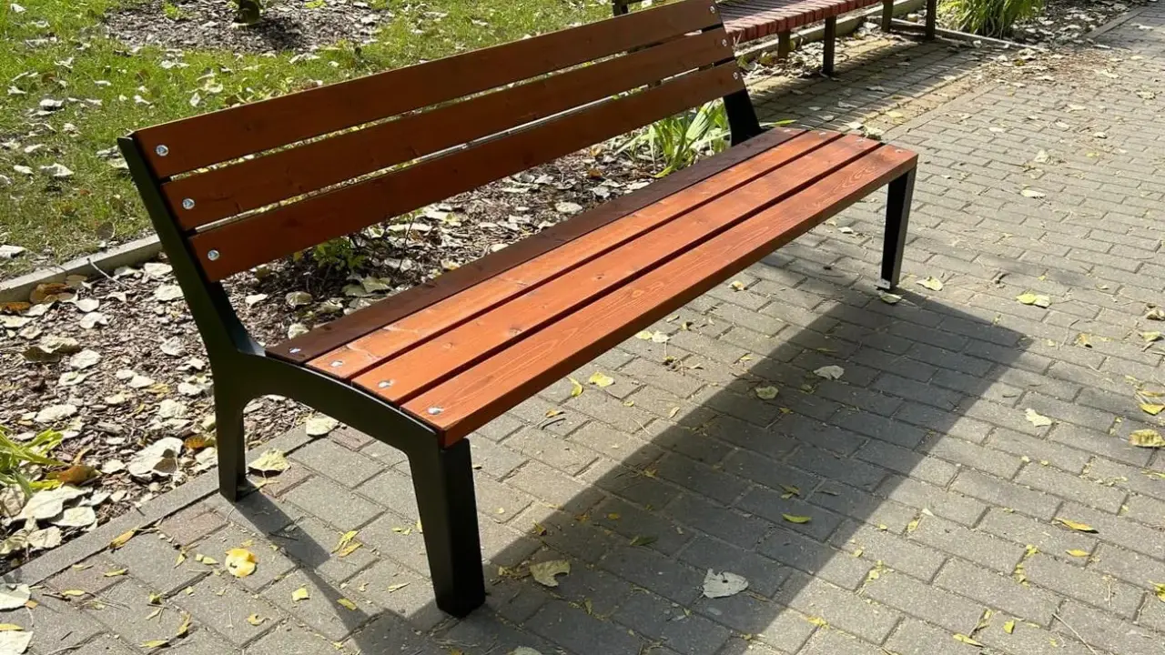 Drewniana ławka ogrodowa, idealna do relaksu. Dowiedz się, jak zbudować taką ławkę.