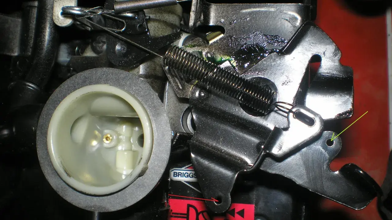 Mechanizm kosiarki Briggs & Stratton. Pokazuje, jak założyć sznurek do kosiarki, mocując go do dźwigni gazu.