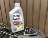 Olej Mobil Super 2000 10W-40 to dobry wybór, jeśli zastanawiasz się, jaki olej do kosiarki Briggs&Stratton.
