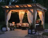 Urocza altana nocą, oświetlona girlandami żarówek. Idealne jakie oświetlenie do altany, tworzy magiczną atmosferę.