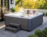 Para relaksu w ogrodzie: para cieszy się kąpielą w jacuzzi. Dowiedz się, jak zabudować jacuzzi ogrodowe, by stworzyć idealne miejsce wypoczynku.