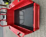 Czerwona przyczepka do glebogryzarki z czarną, antypoślizgową podłogą. Idealna do transportu narzędzi i materiałów. Dowiedz się, jak zrobic przyczepke do glebogryzarki.