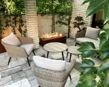 Nowoczesna pergola z paleniskiem gazowym. Wygodne fotele i stoliki tworzą przytulne miejsce do relaksu. Idealne jak postavit krb v pergole.