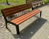 Drewniana ławka ogrodowa, idealna do relaksu. Dowiedz się, jak zbudować taką ławkę.