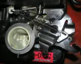 Mechanizm kosiarki Briggs & Stratton. Pokazuje, jak założyć sznurek do kosiarki, mocując go do dźwigni gazu.
