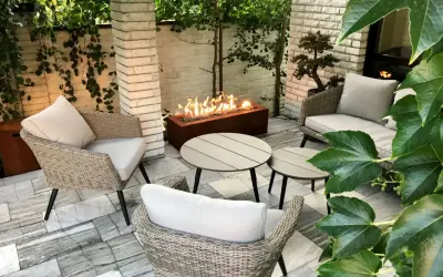 Nowoczesna pergola z paleniskiem gazowym. Wygodne fotele i stoliki tworzą przytulne miejsce do relaksu. Idealne jak postavit krb v pergole.