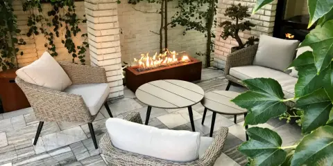 Nowoczesna pergola z paleniskiem gazowym. Wygodne fotele i stoliki tworzą przytulne miejsce do relaksu. Idealne jak postavit krb v pergole.