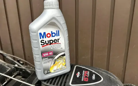 Olej Mobil Super 2000 10W-40 to dobry wybór, jeśli zastanawiasz się, jaki olej do kosiarki Briggs&Stratton.