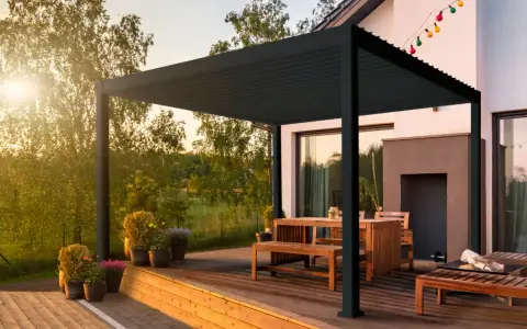 Nowoczesna pergola z aluminium, idealna do ogrodu. Zastanawiasz się, jakie kantówki na pergolę wybrać? Ta konstrukcja pokazuje, że metalowe profile są świetnym rozwiązaniem.