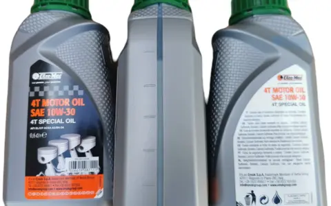 Olej Oleo-Mac 4T Motor Oil SAE 10W-30 to idealny wybór, jeśli zastanawiasz się, jaki olej do kosiarki czterosuwowej wybrać.