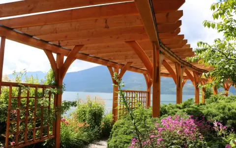 Pergola tarasowa drewniana jak zrobić? Piękny widok na jezioro i góry spod zadaszenia.