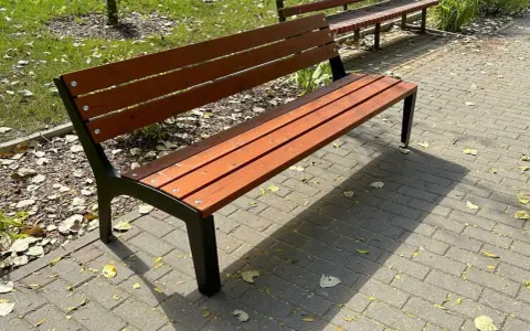 Drewniana ławka ogrodowa, idealna do relaksu. Dowiedz się, jak zbudować taką ławkę.