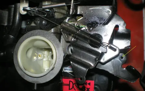 Mechanizm kosiarki Briggs & Stratton. Pokazuje, jak założyć sznurek do kosiarki, mocując go do dźwigni gazu.