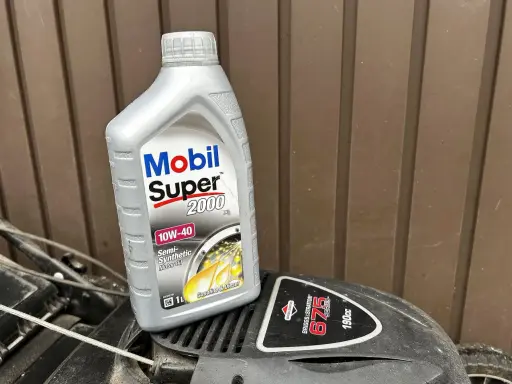 Olej Mobil Super 2000 10W-40 to dobry wybór, jeśli zastanawiasz się, jaki olej do kosiarki Briggs&Stratton.