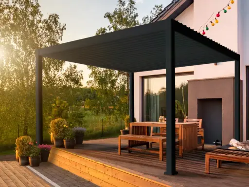 Nowoczesna pergola z aluminium, idealna do ogrodu. Zastanawiasz się, jakie kantówki na pergolę wybrać? Ta konstrukcja pokazuje, że metalowe profile są świetnym rozwiązaniem.