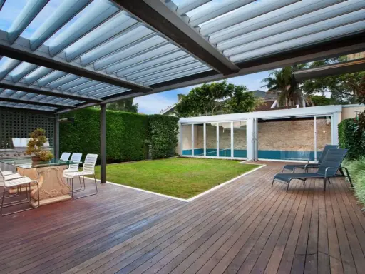 Nowoczesna pergola lamelowa jak zrobić? Zobacz ten projekt z basenem i miejscem do grillowania.