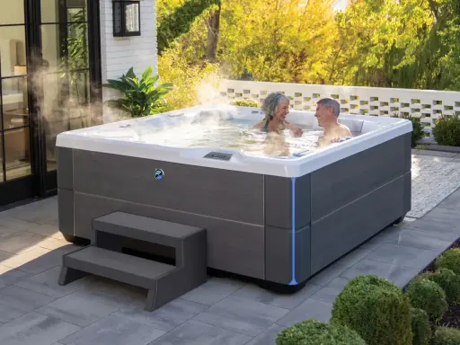 Para relaksu w ogrodzie: para cieszy się kąpielą w jacuzzi. Dowiedz się, jak zabudować jacuzzi ogrodowe, by stworzyć idealne miejsce wypoczynku.