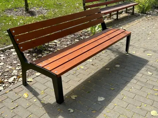 Drewniana ławka ogrodowa, idealna do relaksu. Dowiedz się, jak zbudować taką ławkę.