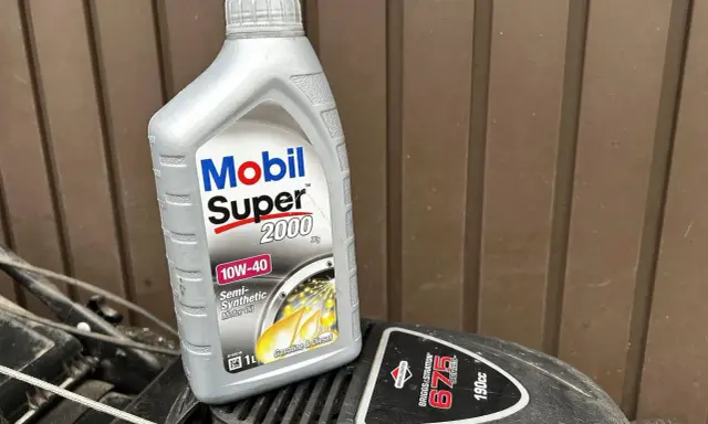 Olej Mobil Super 2000 10W-40 to dobry wybór, jeśli zastanawiasz się, jaki olej do kosiarki Briggs&Stratton.