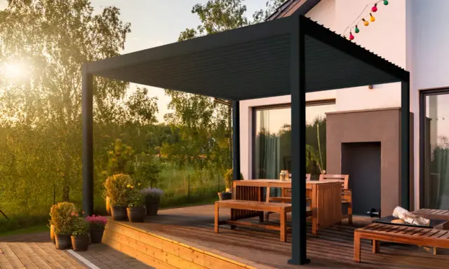 Nowoczesna pergola z aluminium, idealna do ogrodu. Zastanawiasz się, jakie kantówki na pergolę wybrać? Ta konstrukcja pokazuje, że metalowe profile są świetnym rozwiązaniem.