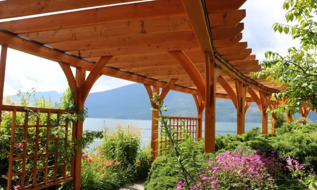 Pergola tarasowa drewniana jak zrobić? Piękny widok na jezioro i góry spod zadaszenia.