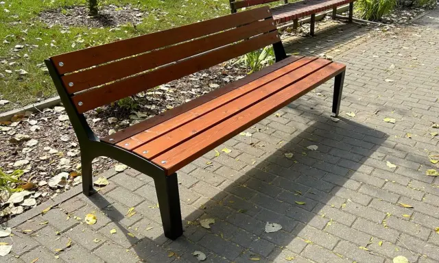 Drewniana ławka ogrodowa, idealna do relaksu. Dowiedz się, jak zbudować taką ławkę.