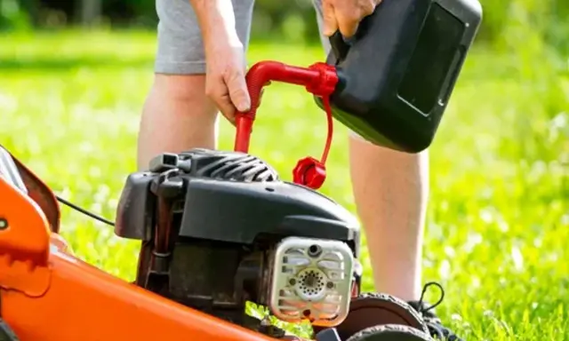 Osoba nalewa paliwo do kosiarki Briggs & Stratton. Użyj benzyny bezołowiowej 95.