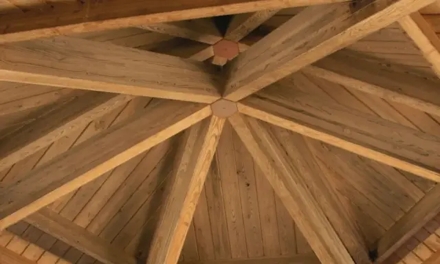 Drewniana konstrukcja dachu altany, idealna jako baza do wyboru, czym przykryć altanę.