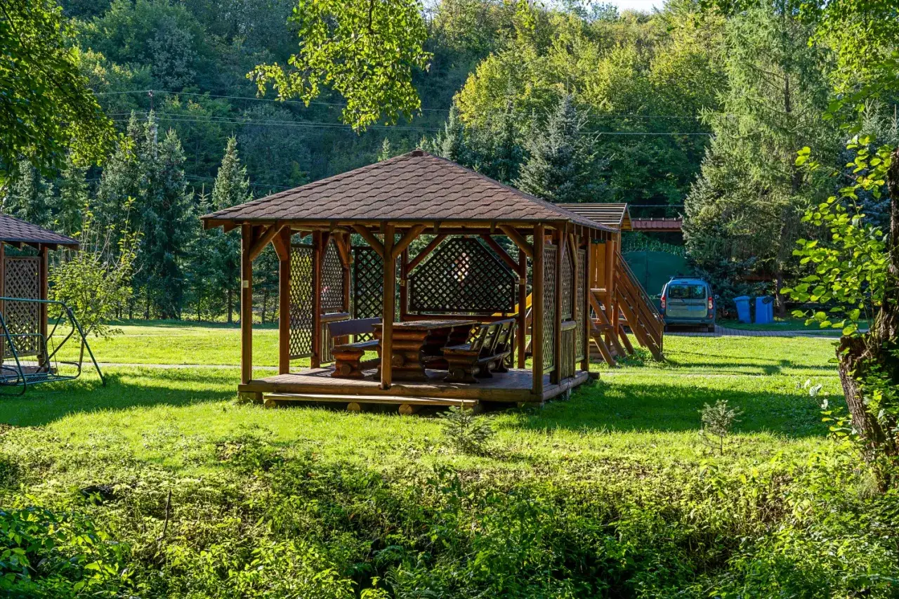 Altana z bali jak zrobić? Zobacz, jak zbudować taką wiatę z drewnianych bali, idealną na letnie spotkania.