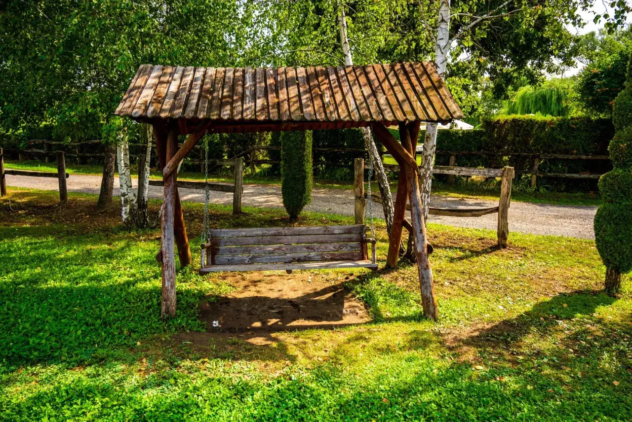 Drewniana huśtawka ogrodowa z bali, idealna do relaksu. Dowiedz się, jak zrobić huśtawkę ogrodową z bali, by stworzyć własne miejsce wypoczynku.
