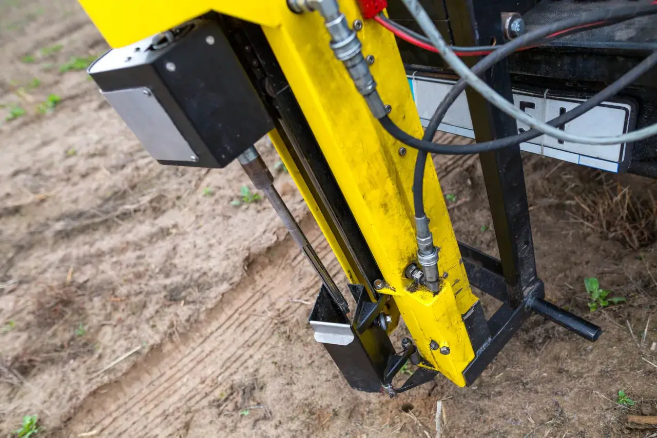 Żółta maszyna do badań geotechnicznych gruntu. Czy konieczne są takie badania przed budową?