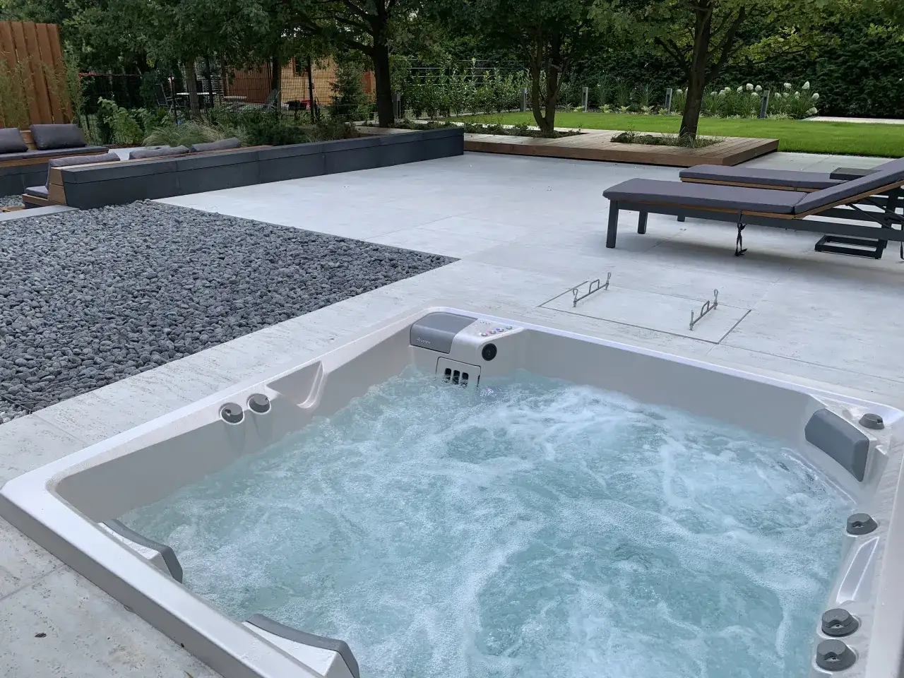 Nowoczesne jacuzzi ogrodowe, idealne do relaksu. Dowiedz się, jak zabudować jacuzzi ogrodowe, by stworzyć luksusową strefę wypoczynku.